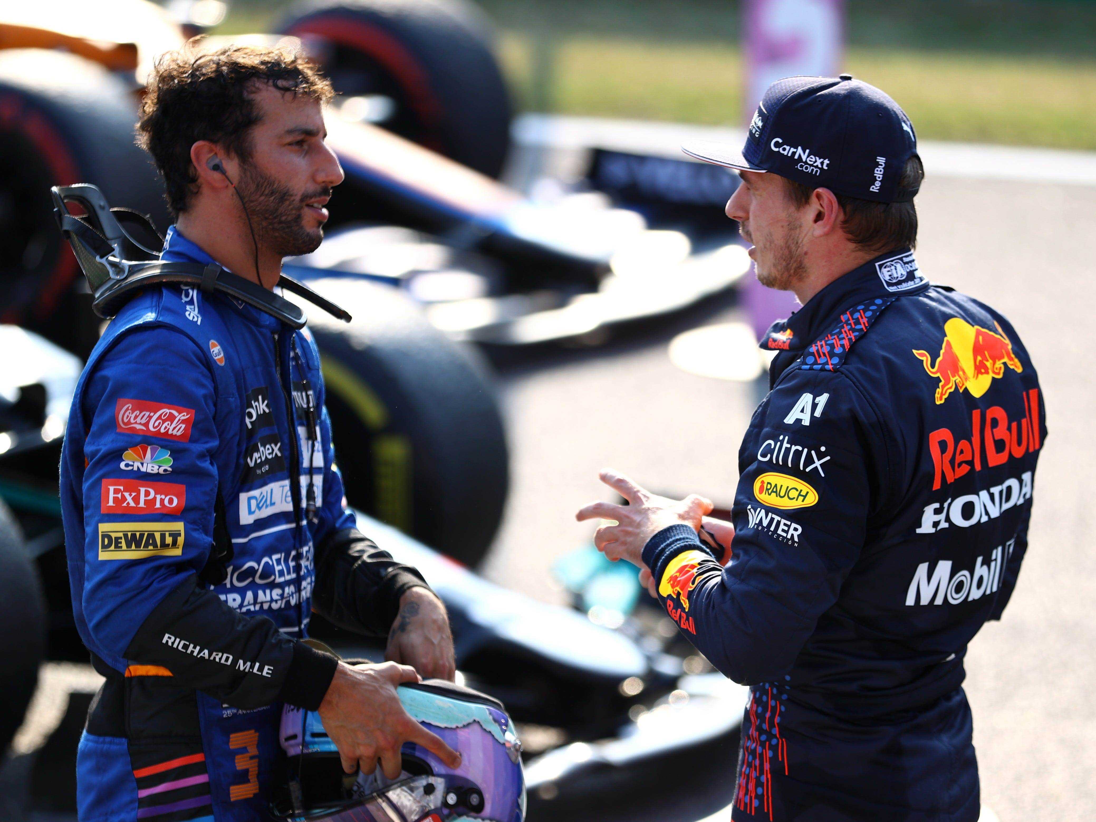 Daniel Ricciardo und Max Verstappen sprechen nach dem Sprint-Qualifying.