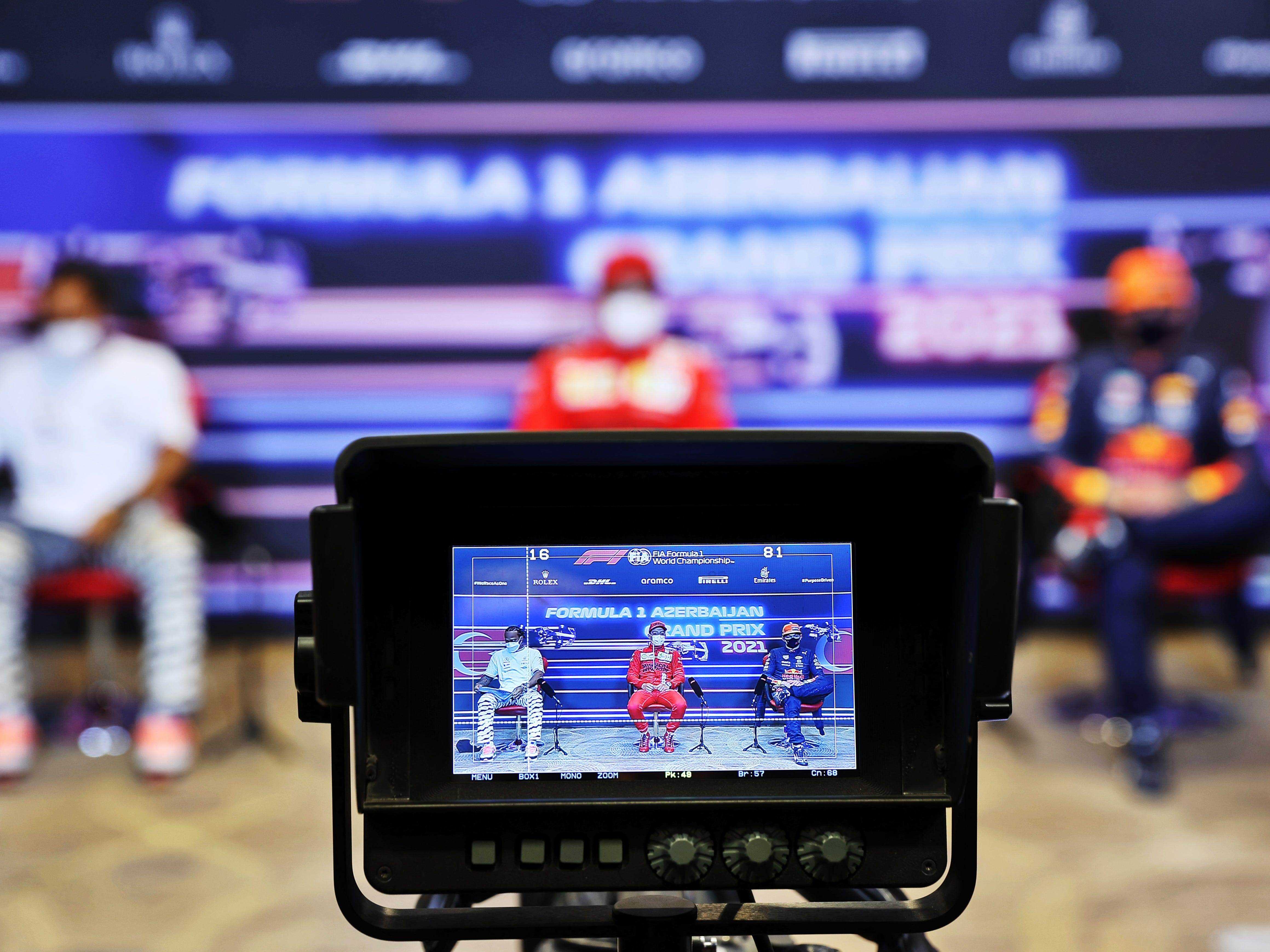 Eine TV-Kamera schaut auf F1-Fahrer.