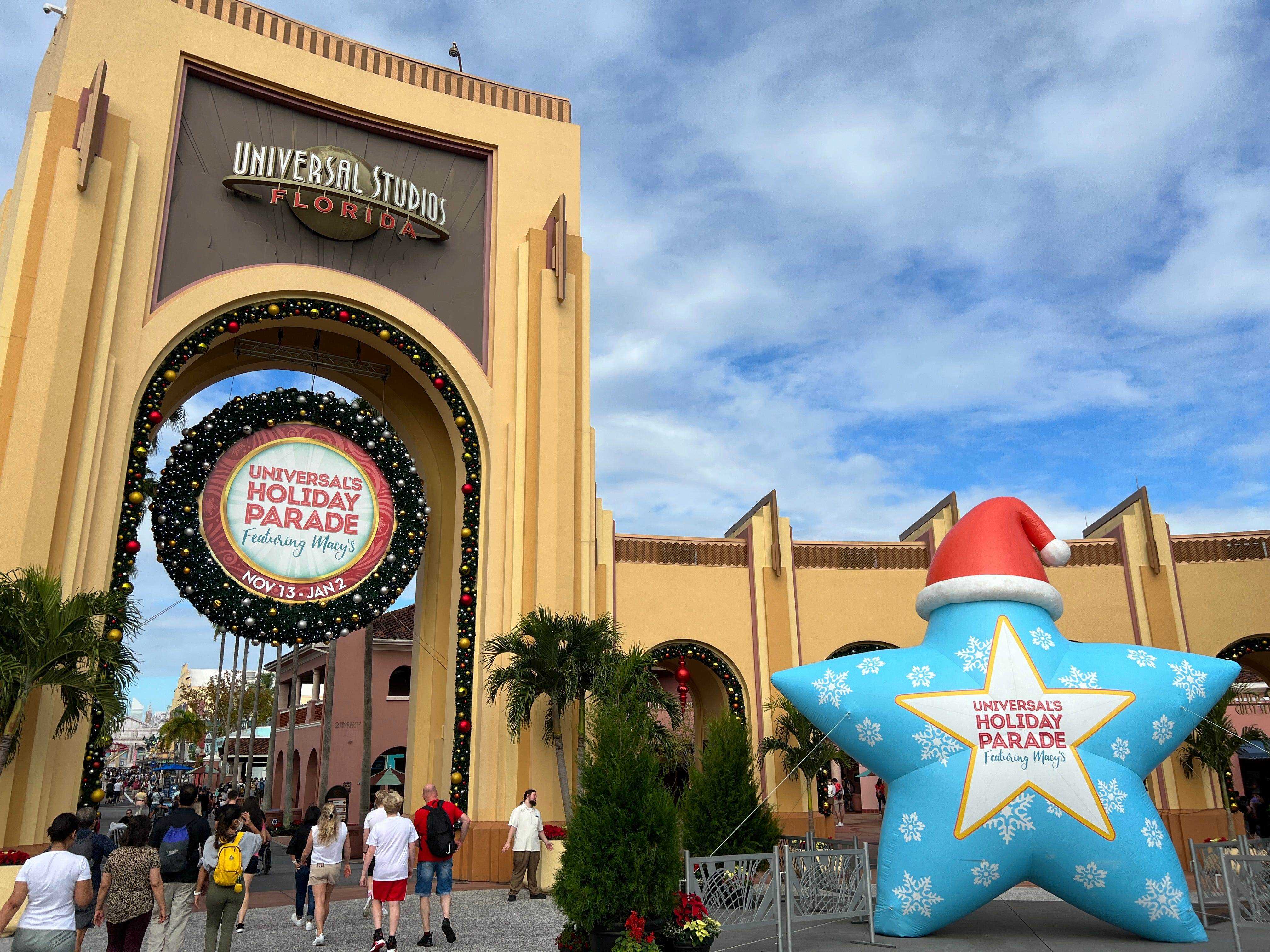Einige der Weihnachtsdekorationen von Universal Orlando, darunter ein aufblasbarer blauer Stern mit Weihnachtsmütze.