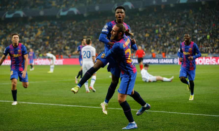 Ansu Fati wird von Óscar Mingueza aufgehoben, nachdem er bei Dynamo Kiew getroffen hatte – eines von nur zwei Toren von Barcelona in sechs Gruppenspielen.