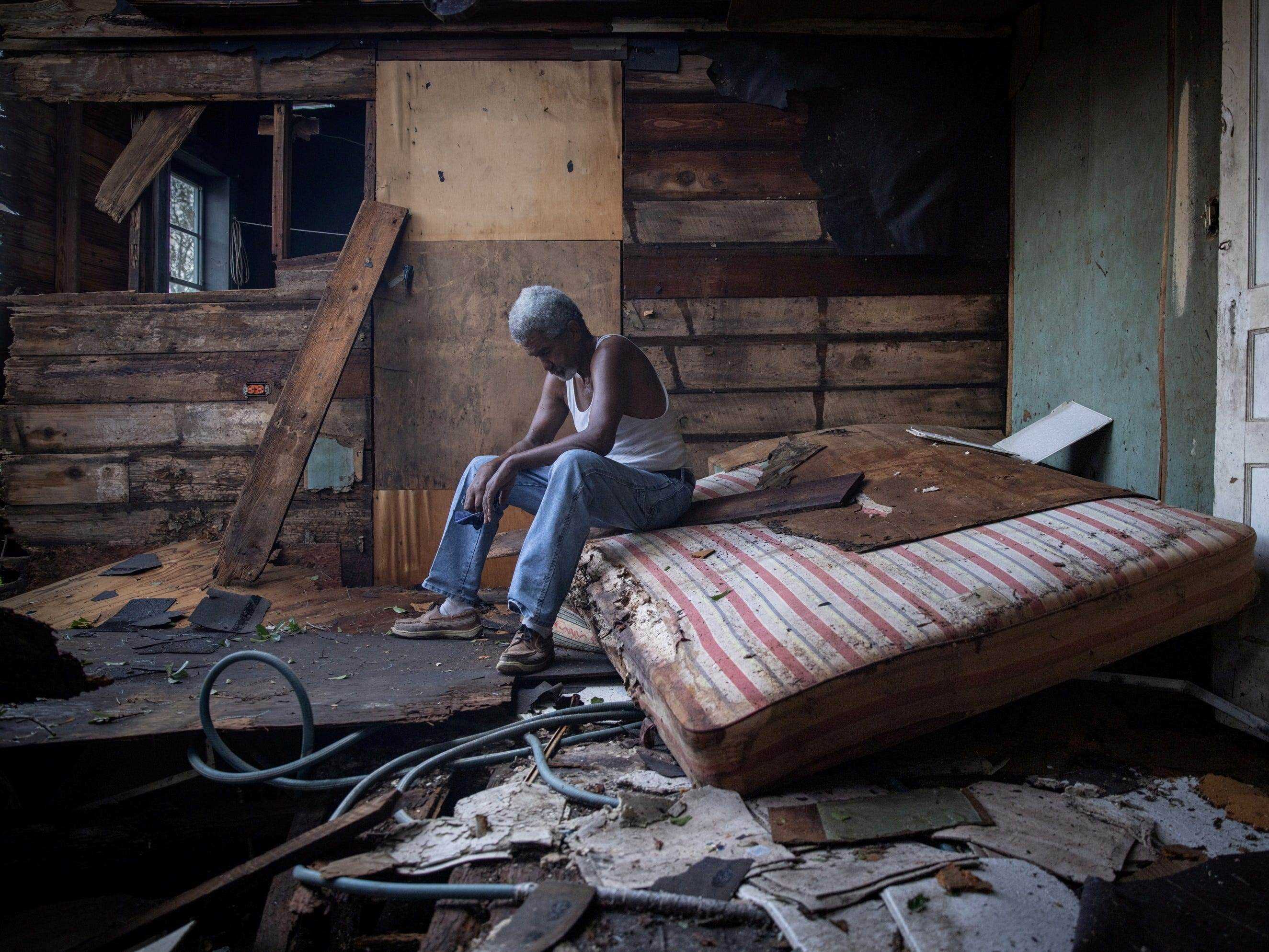 Theophilus Charles, 70, sitzt in seinem Haus, das vom Hurrikan Ida in Houma, Louisiana, USA, am 30. August 2021 schwer beschädigt wurde.