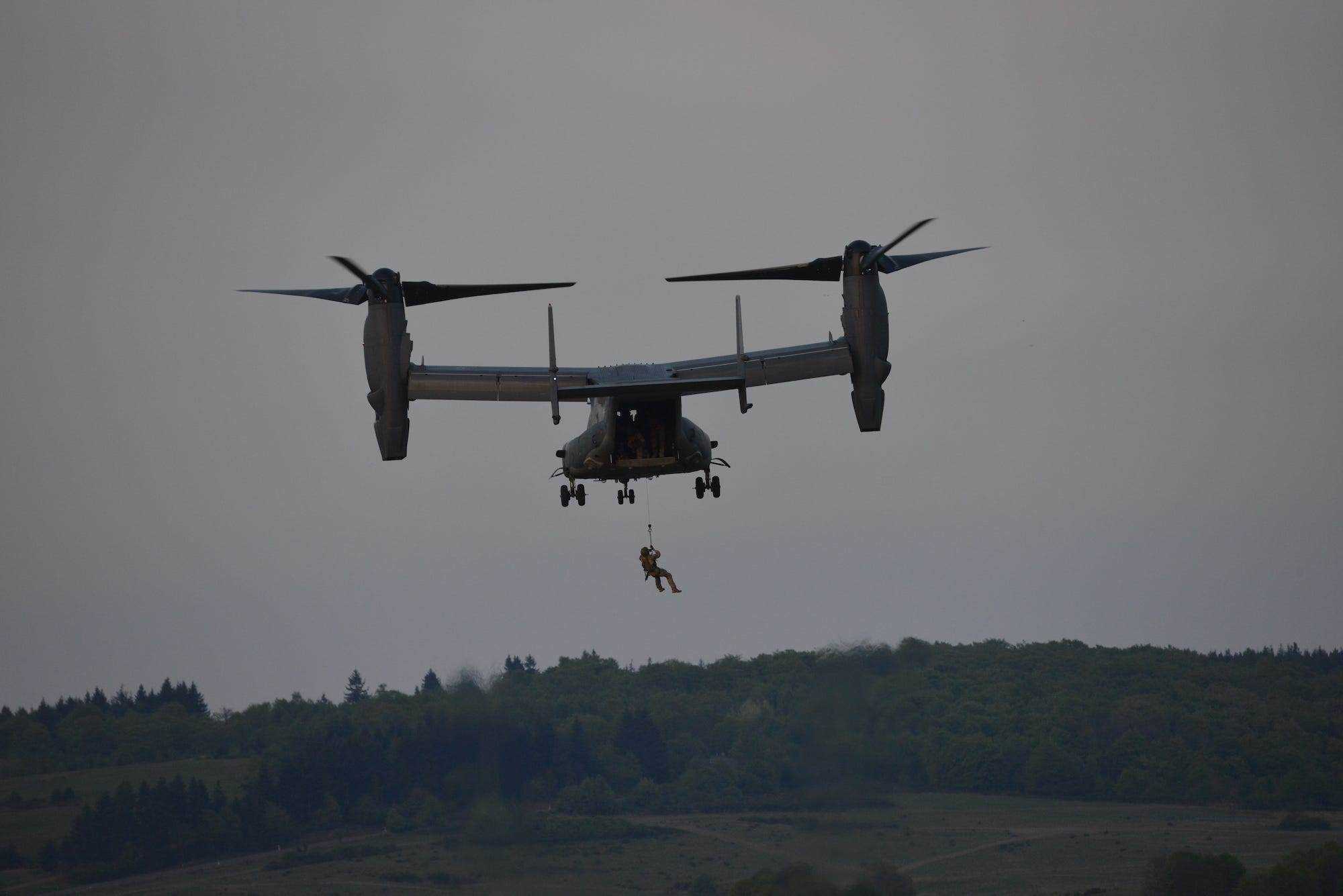 Special Forces-Soldaten, die von CV-22 Osprey schnell abseilen