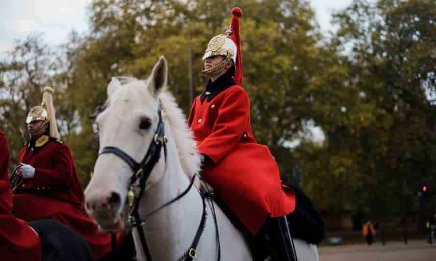 Ein Spaziergang durch London für die Rubrik Reisen.  Kavallerieoffiziere in der Nähe von Green Park