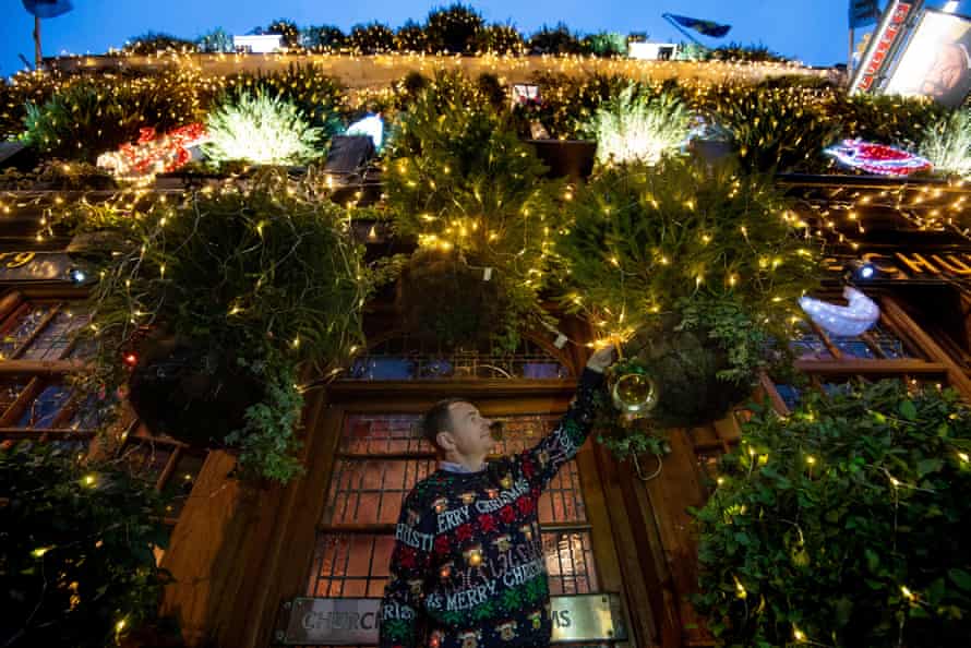 James Keogh, Manager des Churchill, verleiht den 97 Weihnachtsbäumen und 21.500 Lichtern des Pubs den letzten Schliff.