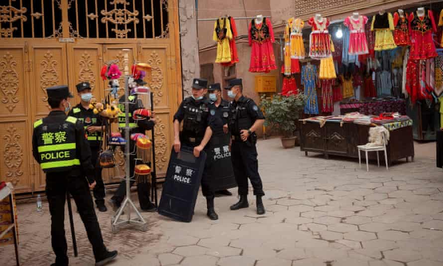 Polizisten stehen in der Altstadt von Kashgar Wache.