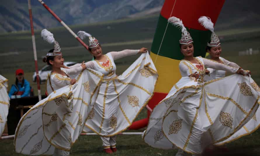 Frauen, die in ethnischen kasachischen Kostümen gekleidet sind, treten während eines Graslandfestivals in Bortala Mongol, Xinjiang auf.