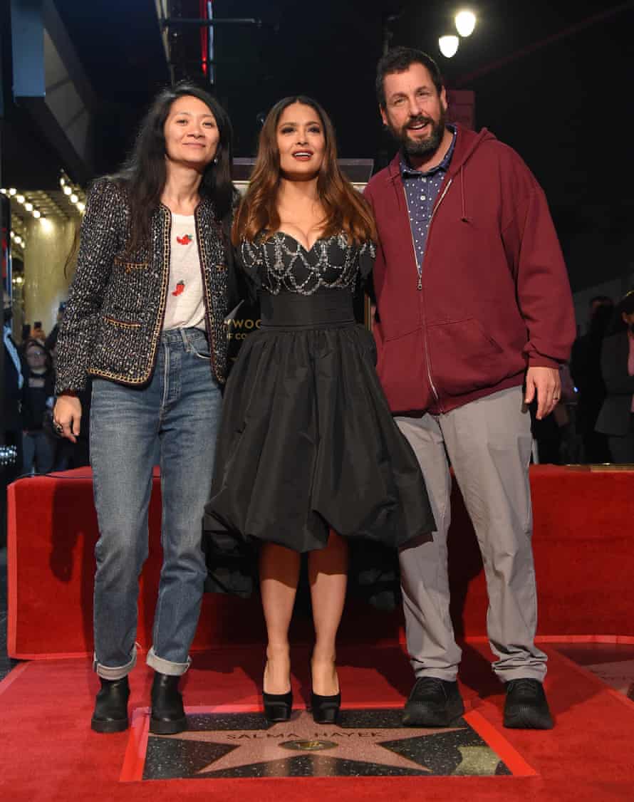 Sandler mit Chloé Zhao und Salma Hayek Pinault auf dem Hollywood Walk of Fame in Los Angeles.
