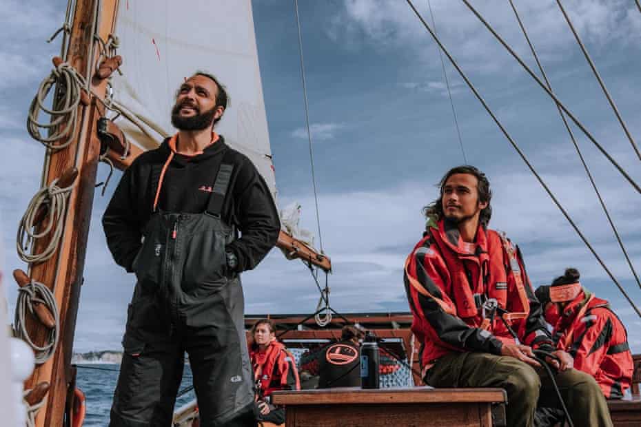 Dale Dice, (links) Partner von Damaris Coulter und Vater von Hinekōrako, segelt eine Waka, ein Māori-Hochseeschiff.