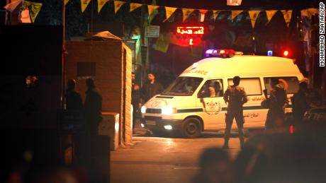 Ein Krankenwagen fährt am Freitag, 10. Dezember, in das palästinensische Flüchtlingslager Burj Shamali in der südlichen Hafenstadt Tyrus im Libanon ein. 