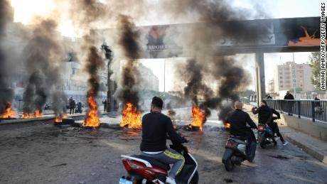 Libanesische Demonstranten blockieren Straßen wegen Wirtschaftskrise