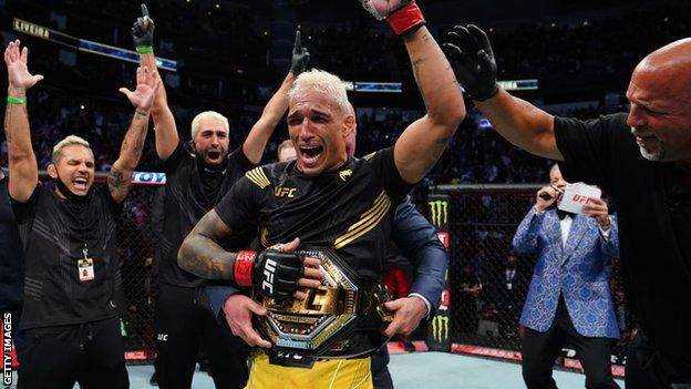 Charles Oliveira erhält den leichten Meisterschaftsgürtel, nachdem er Michael Chandler bei UFC 262 besiegt hat