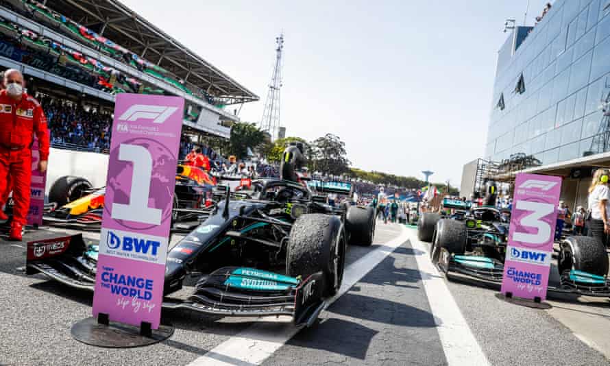 Lewis Hamiltons Auto auf dem ersten Platz, Max Verstappens versteckter auf dem zweiten Platz, nachdem der Brite beim Sprintrennen als 20. den GP in Interlagos gewonnen hatte