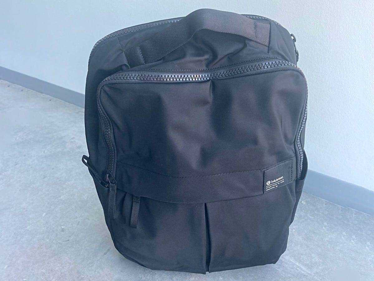 Lululemon Everyday Backpack 2.0 in Schwarz auf Boden