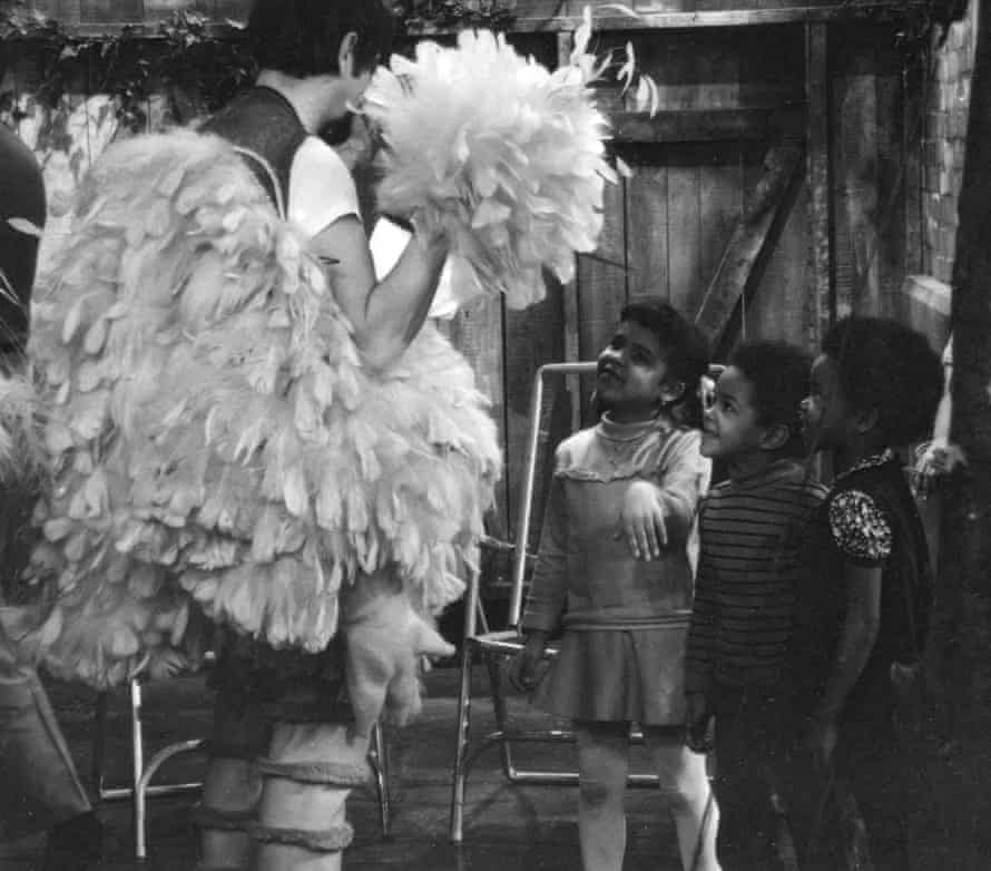 Spinney, der bis zu seinem Tod 2019 fast 50 Jahre lang Big Bird spielte, scherzt mit Kindern am Set.