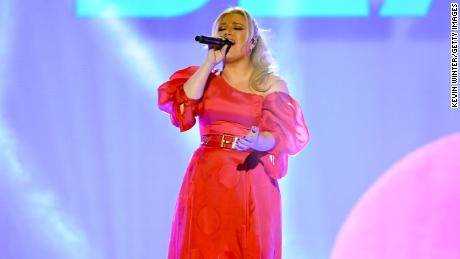Kelly Clarkson tritt während der Billboard Music Awards 2019 in der MGM Grand Garden Arena in Las Vegas am 1. Mai 2019 auf der Bühne auf.