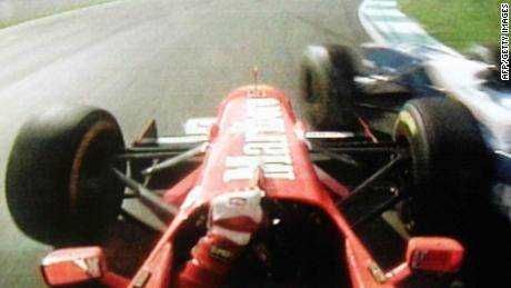 Ein vom deutschen RTL-Sender veröffentlichtes TV-Bild zeigt den Vorfall beim Großen Preis von Europa, bei dem Michael Schumacher (L) mit Jacques Villeneuve kollidierte. 