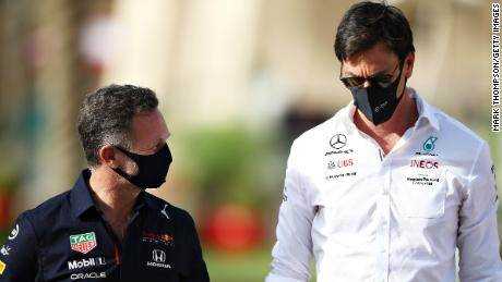 Christian Horner und Toto Wolff sprechen im Fahrerlager vor dem Großen Preis von Bahrain.