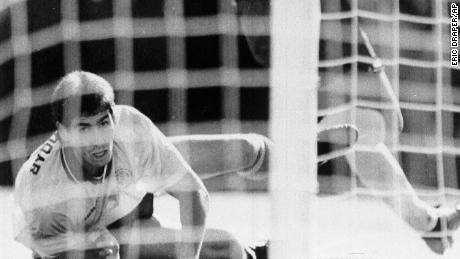 Andrés Escobar, der hier bei der 1:2-Niederlage Kolumbiens gegen die USA bei der WM 1994 am Boden zu sehen war, wurde in seiner Heimatstadt Medellin nur wenige Tage nach seinem Eigentor zum Cafeteros' erschossen.  Verlust.