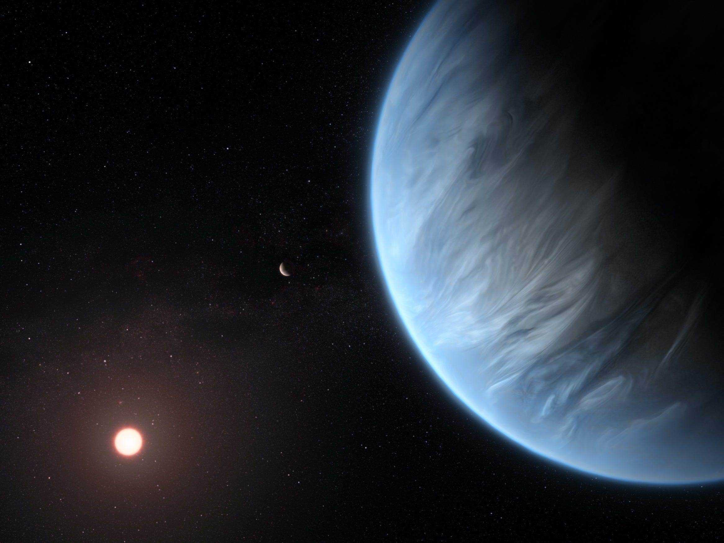 Eine künstlerische Darstellung zeigt den Planeten K2-18b, seinen Mutterstern und einen Begleitplaneten in diesem System.  K2-18b ist jetzt der einzige Supererd-Exoplanet, von dem bekannt ist, dass er sowohl Wasser als auch Temperaturen beherbergt, die Leben unterstützen könnten.  UCL-Forscher verwendeten Archivdaten aus den Jahren 2016 und 2017, die vom NASA/ESA-Weltraumteleskop Hubble aufgenommen wurden, und entwickelten Open-Source-Algorithmen, um das durch die Atmosphäre von K2-18b gefilterte Sternenlicht zu analysieren.  Die Ergebnisse zeigten die molekulare Signatur von Wasserdampf, die auch auf das Vorhandensein von Wasserstoff und Helium in der Atmosphäre des Planeten hinweist.