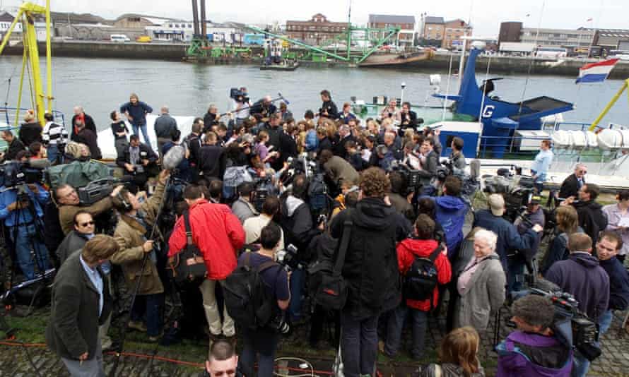 Ein Mediengedränge begrüßte die schwimmende Klinik auf einem ehemaligen Fischtrawler, als sie im Juni 2001 am Dubliner Fluss Liffey anlegte.