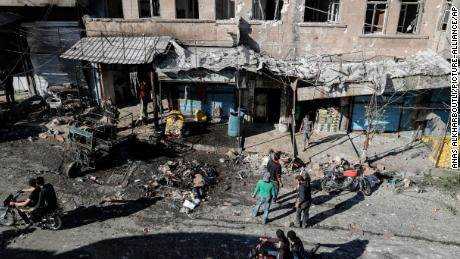 Syrer inspizieren Trümmer an einem Ort, der am 20. Oktober 2021 von syrischen Regierungstruppen beschossen worden sein soll, bei denen mindestens 10 Menschen getötet wurden.