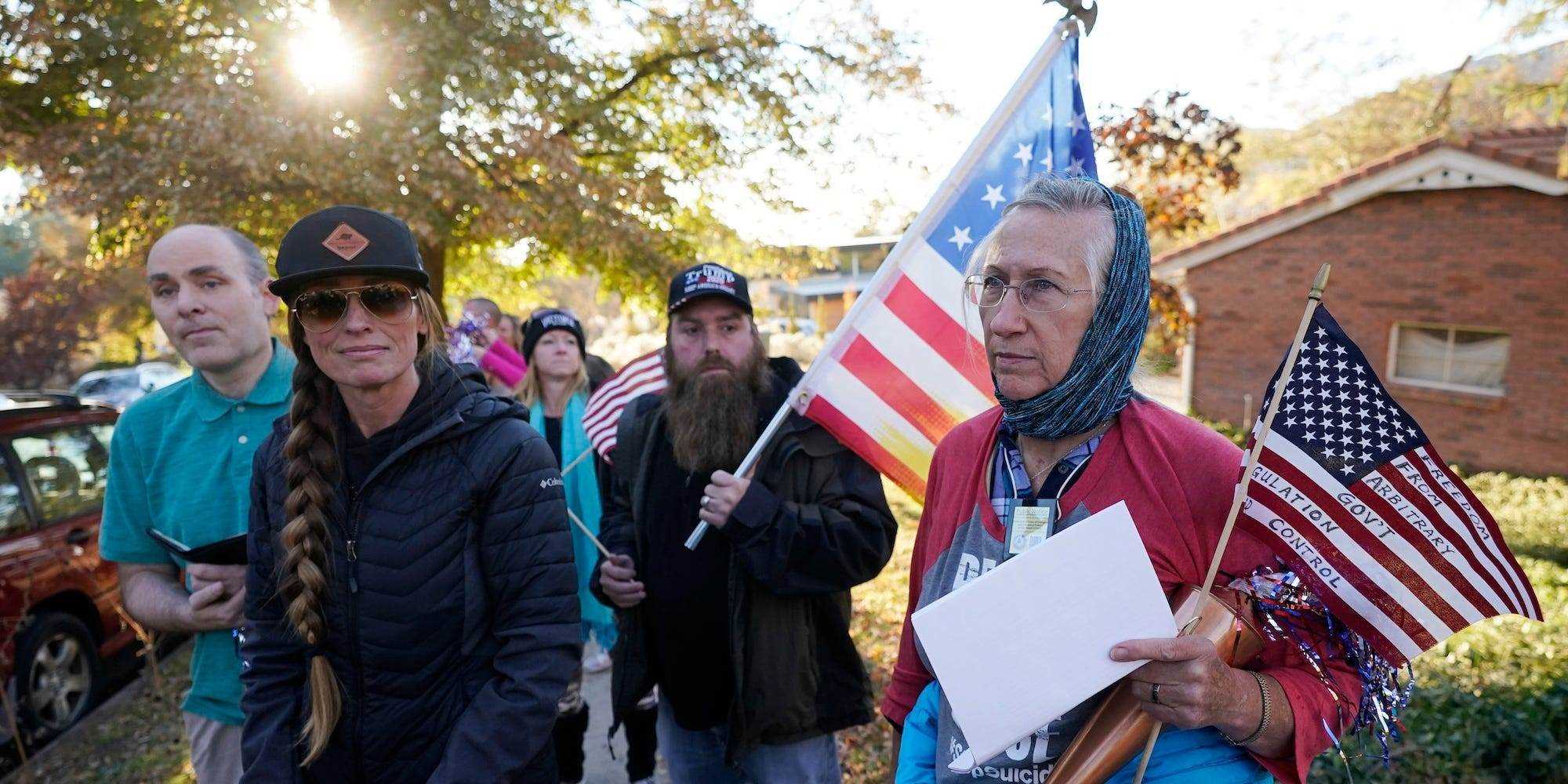 Anti-Masken-Demonstranten marschieren am Donnerstag, 29. Oktober 2020, in Salt Lake City zum Haus der Epidemiologin Dr. Angela Dunn aus Utah.