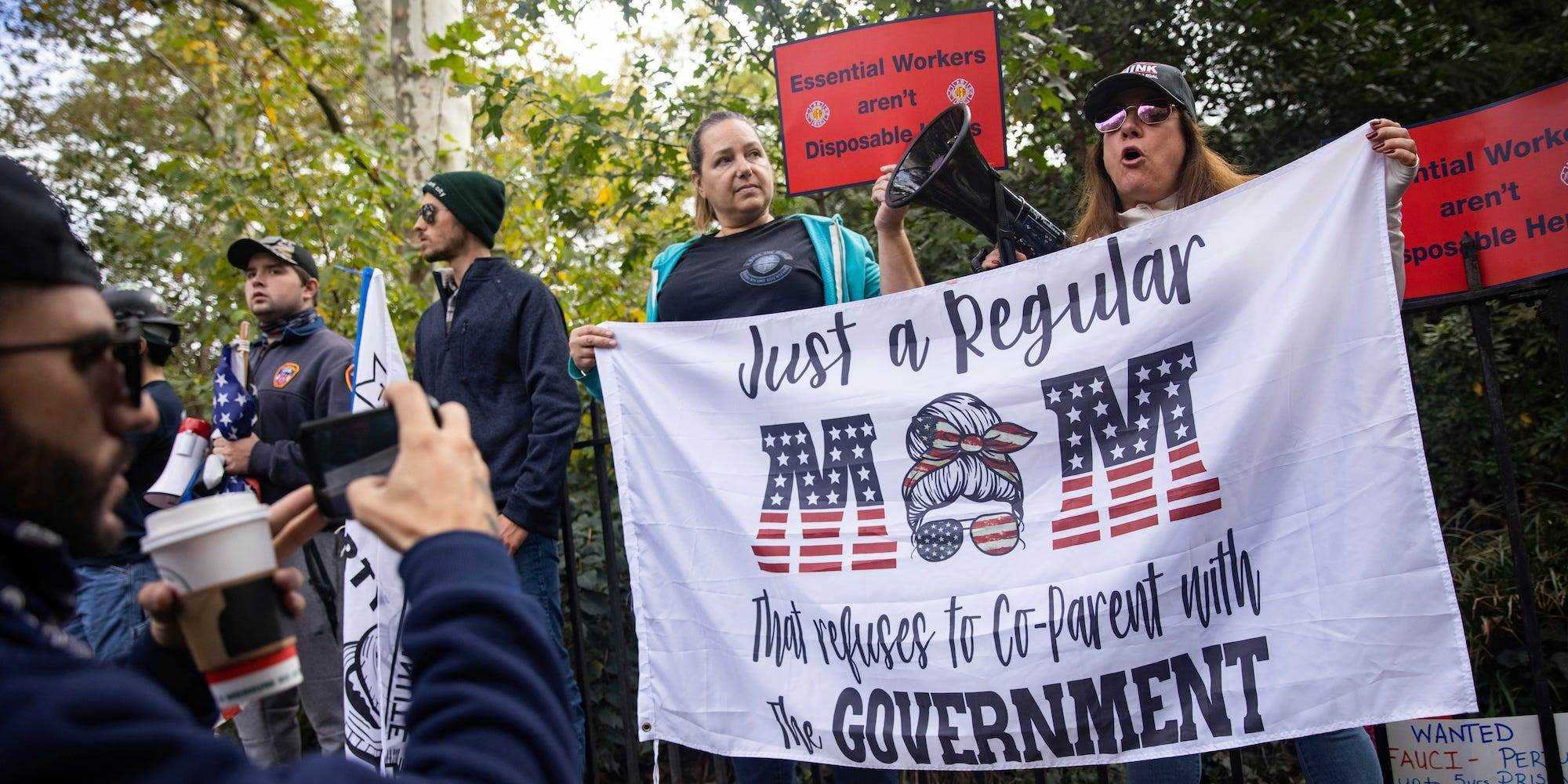 Stadtarbeiter von New York City protestieren am Donnerstag, 28. Oktober 2021, in New York vor der Gracie Mansion Conservancy gegen das bevorstehende COVID-19-Impfmandat für Stadtarbeiter.