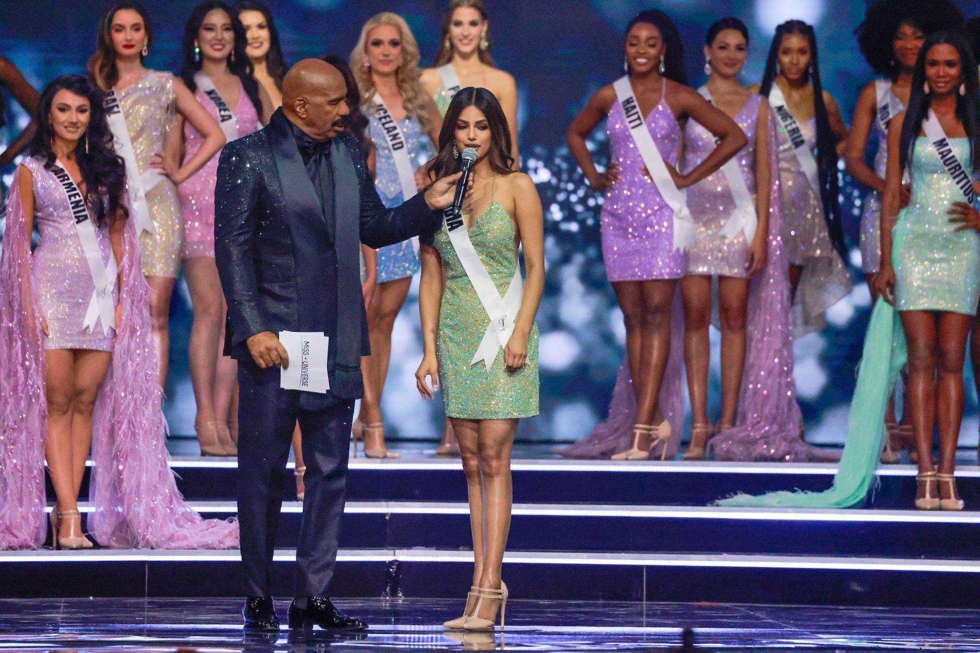 Miss India und Steve Harvey bei der Miss Universe 2021