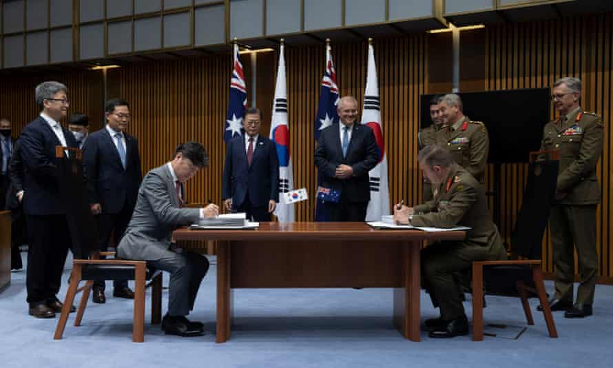 Moon Jae-in und Scott Morrison mit Beamten beider Länder bei der Unterzeichnung der Vereinbarungen