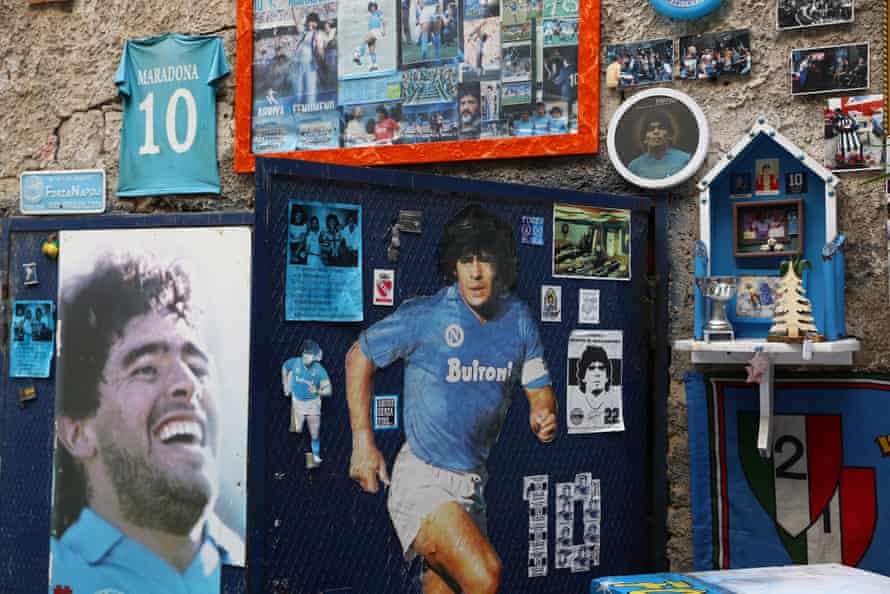 Neapels Straßenkunst und Ikonographie feiert Diego Maradona.