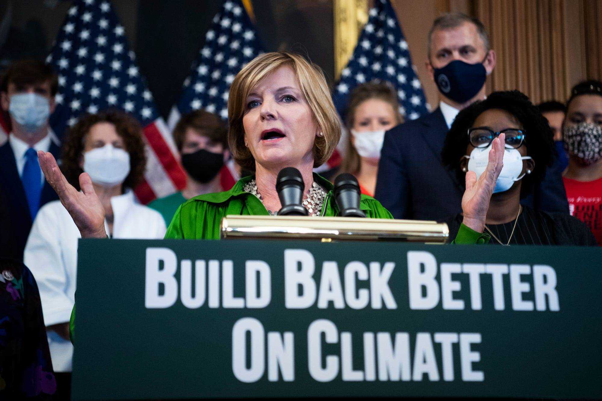 Die demokratische Abgeordnete Susie Lee aus Nevada, die eine grüne Bluse trägt, leitet eine Pressekonferenz auf dem Capitol Hill über Fragen der Klimakrise und die Biden-Agenda.