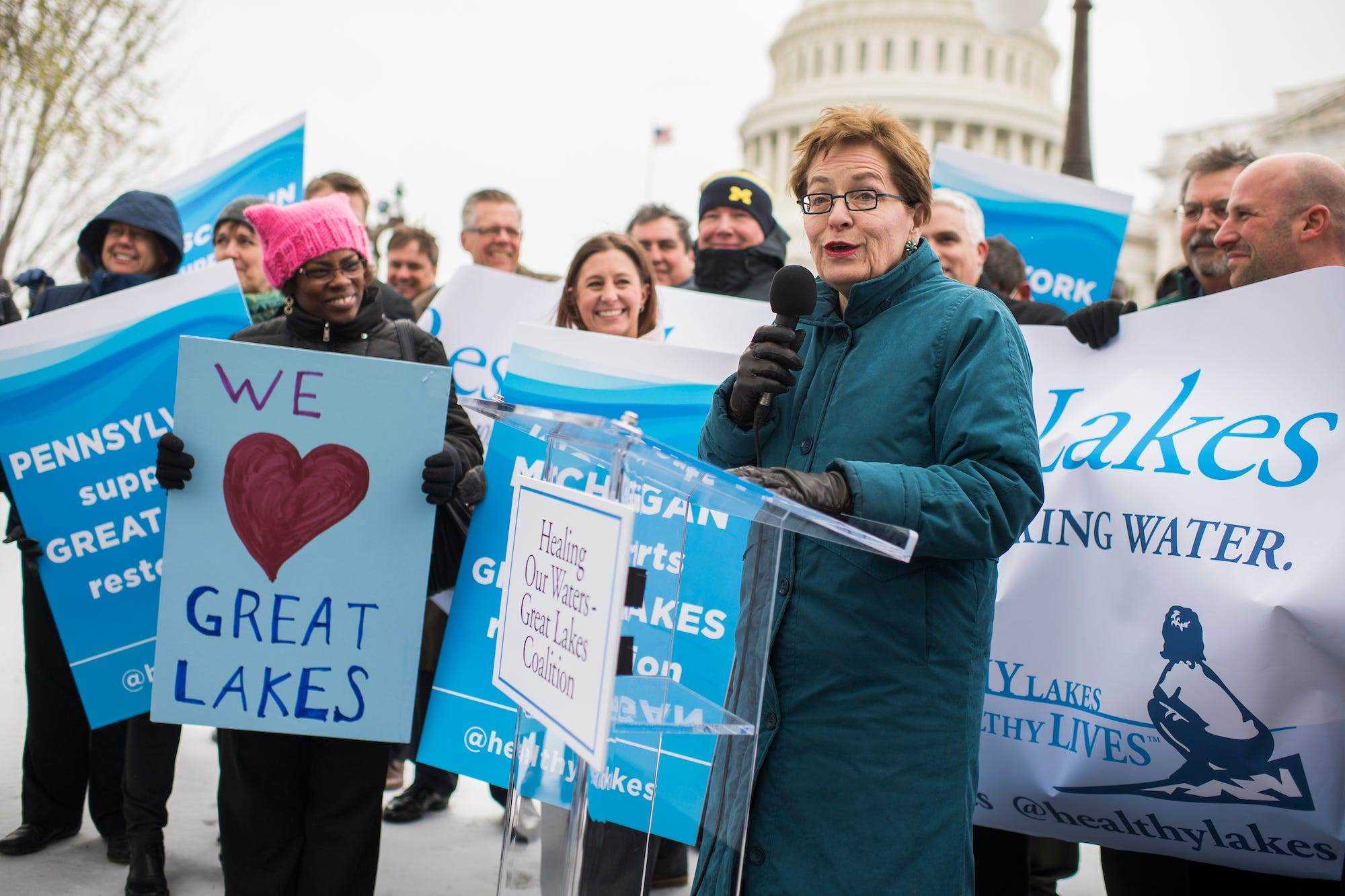 Die demokratische Abgeordnete Marcy Kaptur aus Ohio, die an einem scheinbar kühlen Tag in DC einen langen Mantel trägt, spricht eine Gruppe von Umweltschützern an, die sich zu einer Pro-Great Lakes-Restaurierungskundgebung auf dem Capitol Hill versammelt haben.