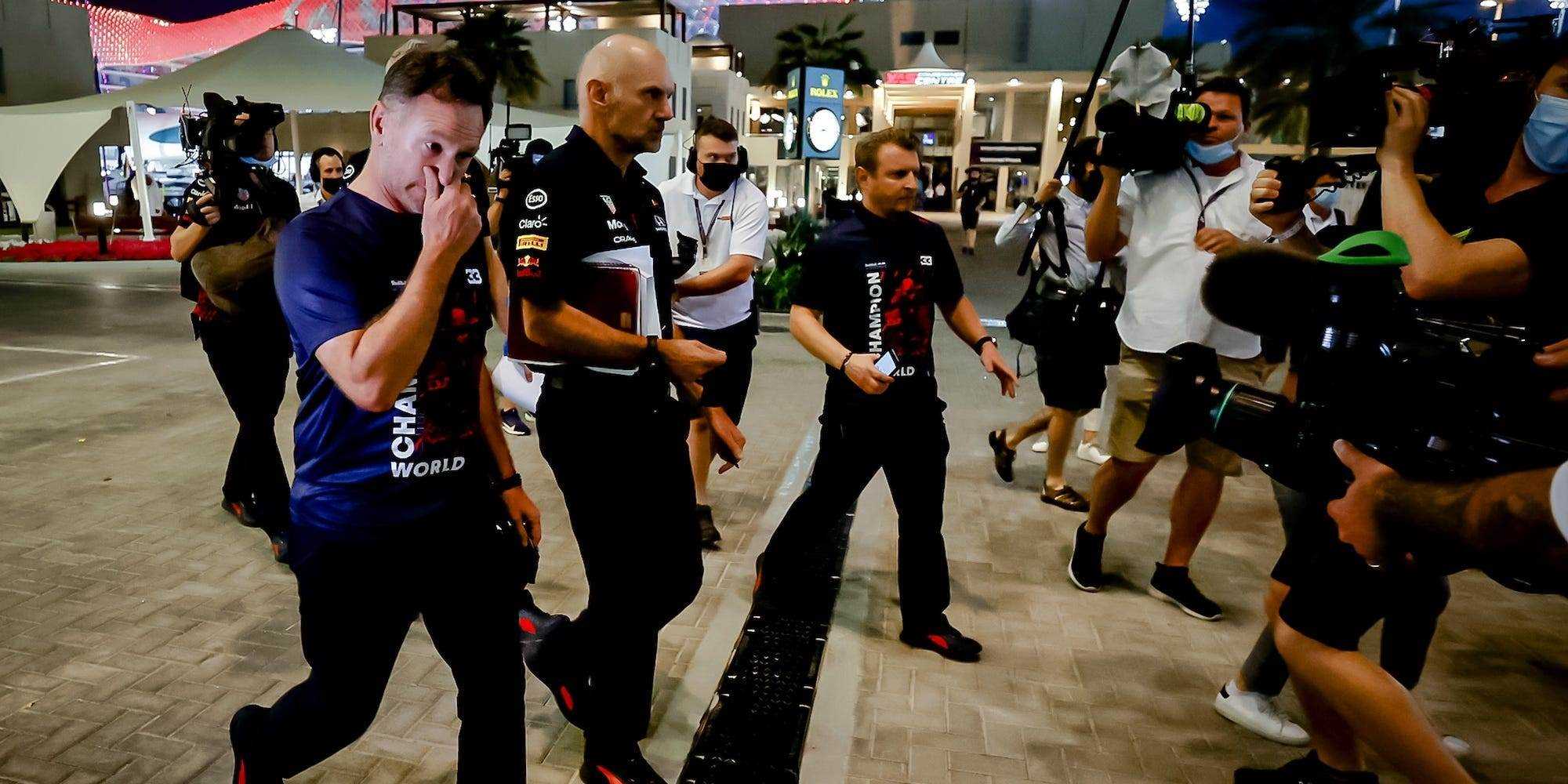 Christian Horner und Adrian Newey begeben sich nach dem Großen Preis von Abu Dhabi ins Büro der Stewards.