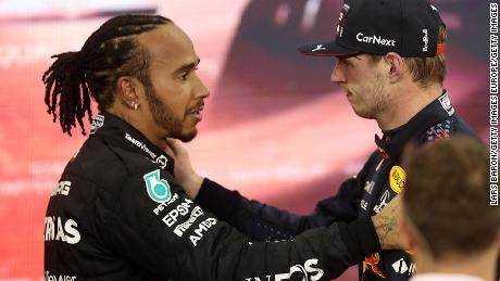 Verstappen wird nach dem Rennen von Lewis Hamilton gratuliert. 