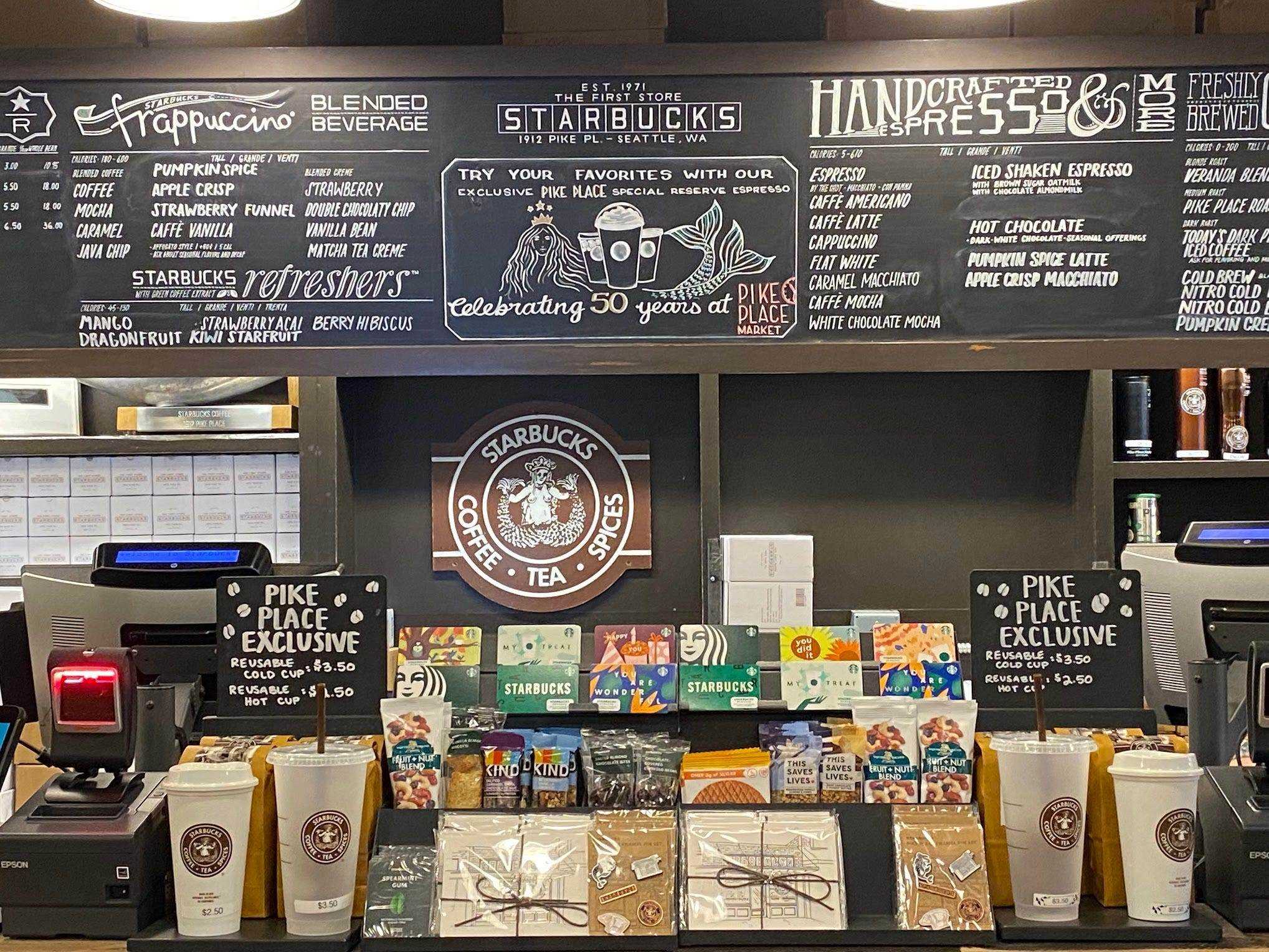 eine handgeschriebene Speisekarte im ersten Starbucks-Geschäft auf dem Pike Place Market in Seattle