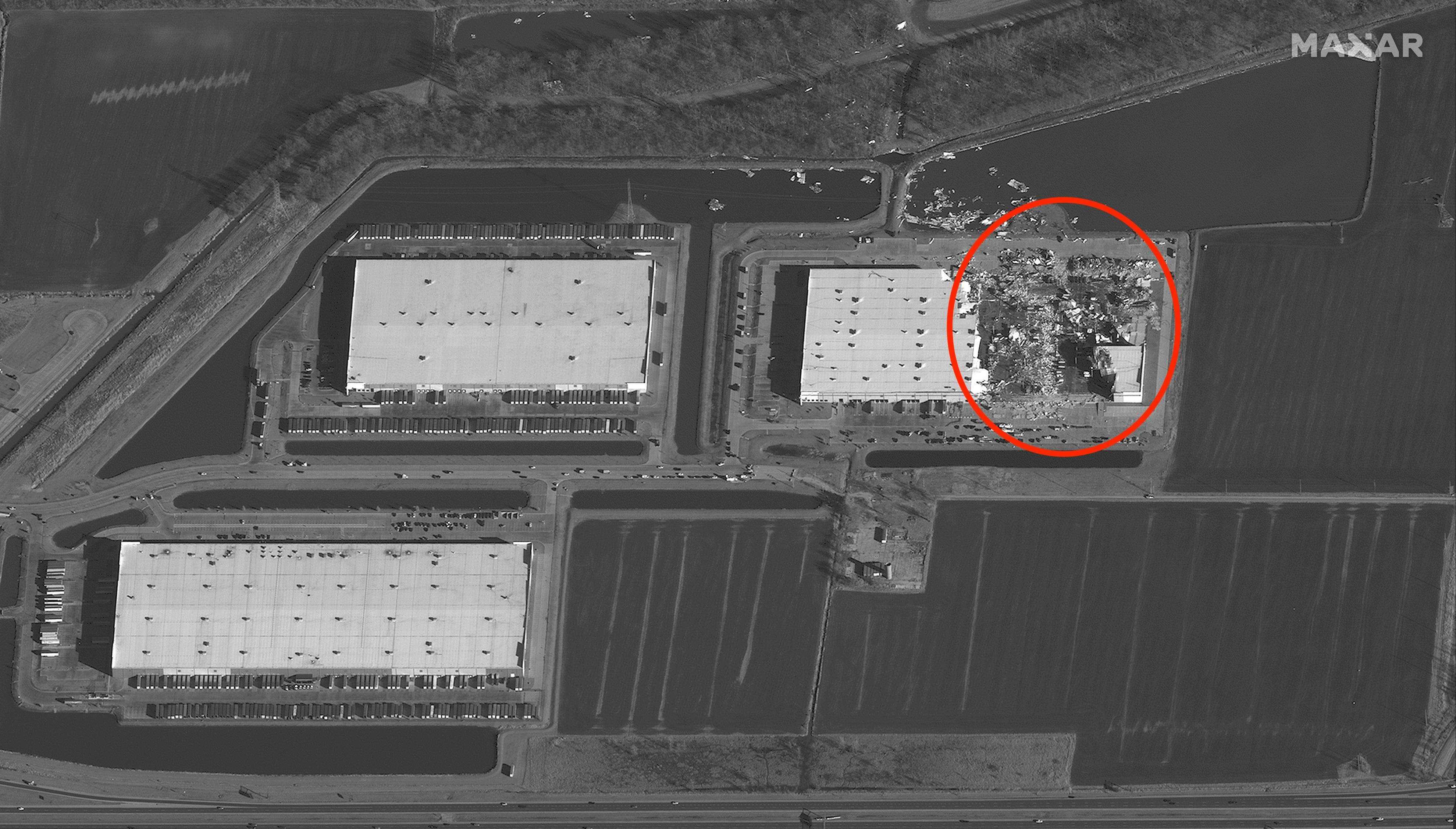Ein Satellitenbild vom 11. Dezember zeigt die Zerstörung einer Amazon-Anlage in Edwardsville, Illinois, nachdem ein historischer Tornado einen großen Teil der Anlage gestürzt und mindestens sechs Menschen getötet hatte.