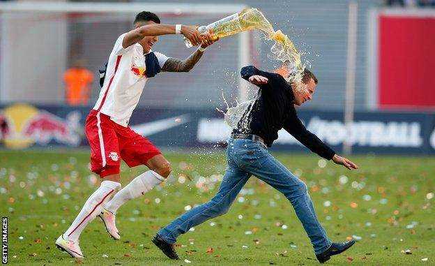 Rangnick, der den Aufstieg von RB Leipzig in die Bundesliga 2016 feiert, wird von einem Spieler verfolgt, der sich Bier über den Kopf gießt