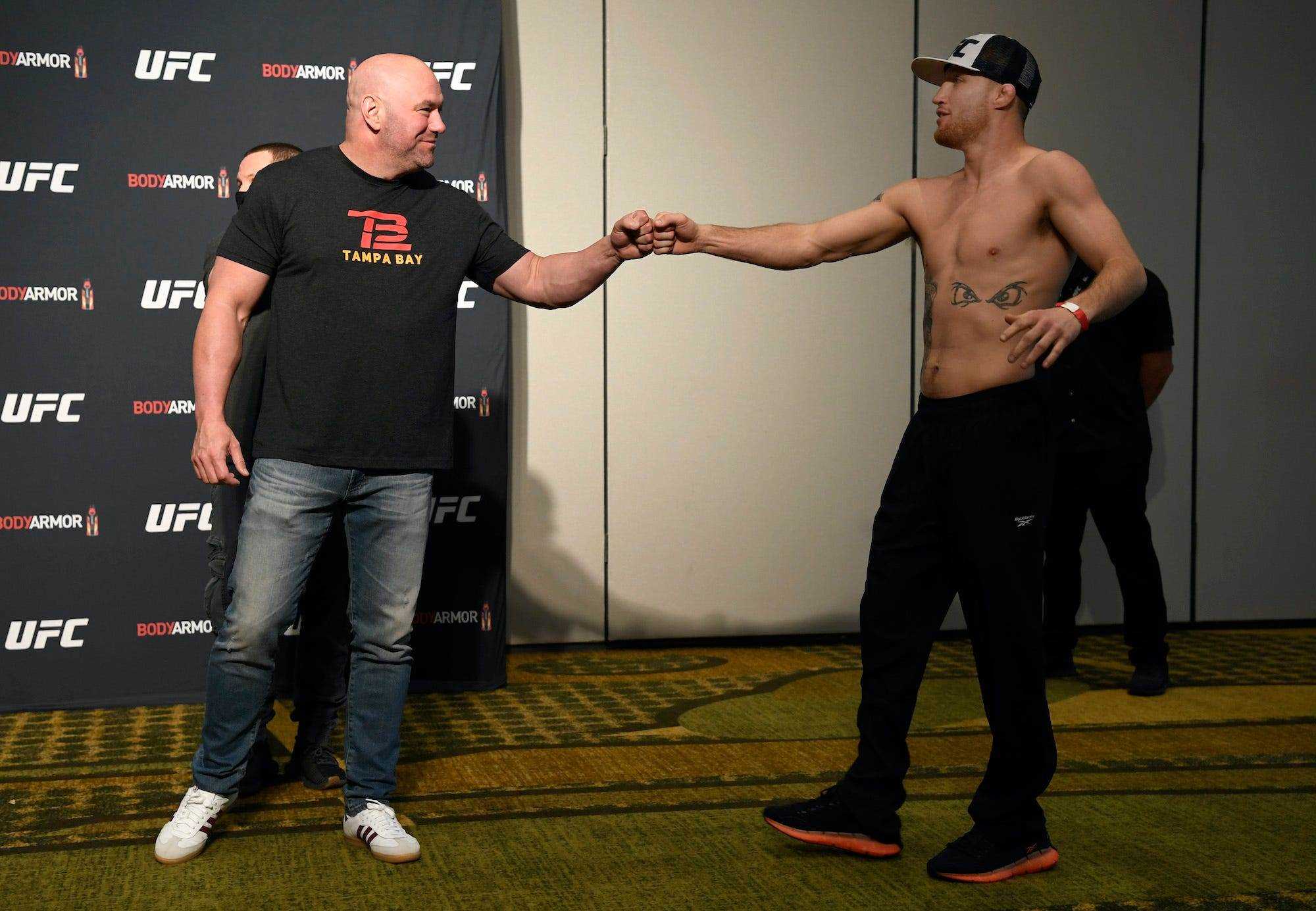 UFC-Chefin Dana White verprügelt Justin Gaethje bei einem Wiege-Event.