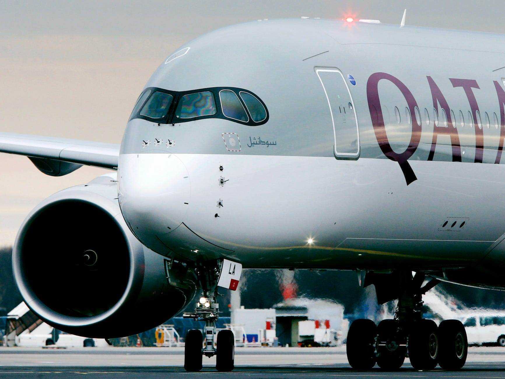 Die Vorderseite eines Flugzeugs von Qatar Airways.