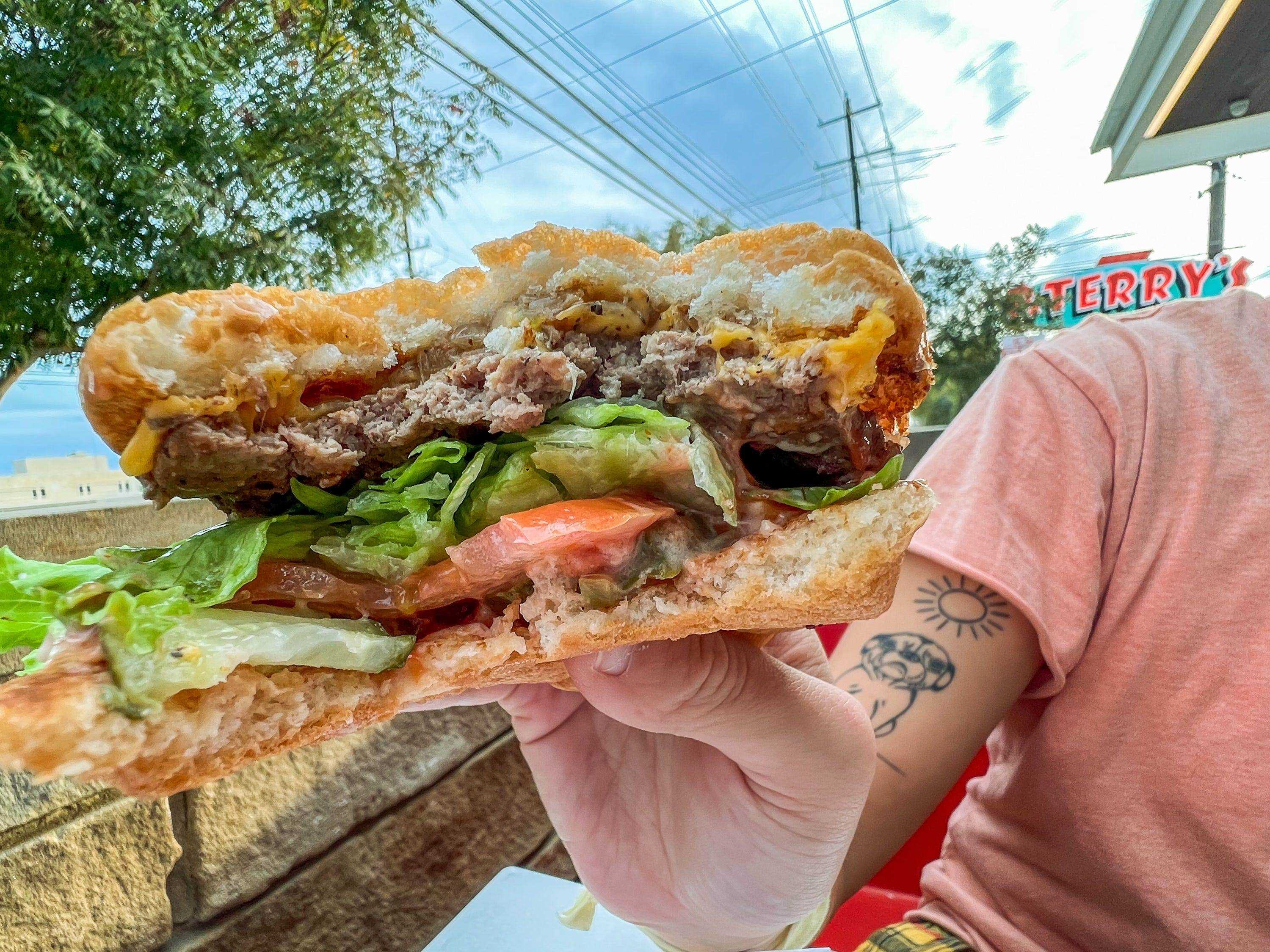 Der Autor zeigt den Burger, nachdem er hineingebissen hat