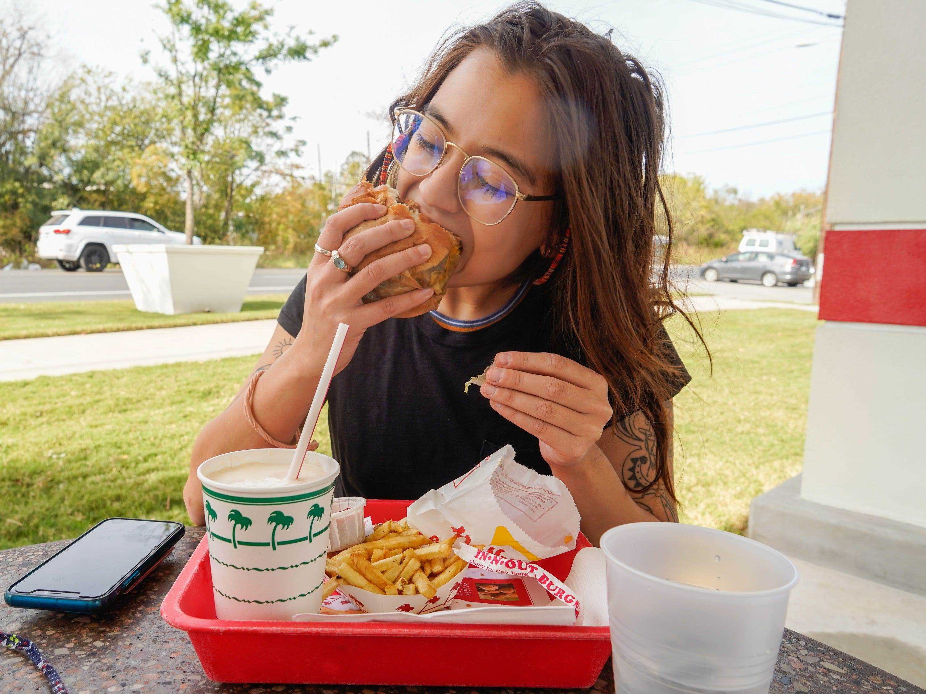Die Autorin beißt in ihren In-N-Out Burger
