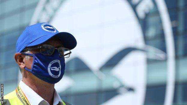 Brighton Steward trägt eine Maske