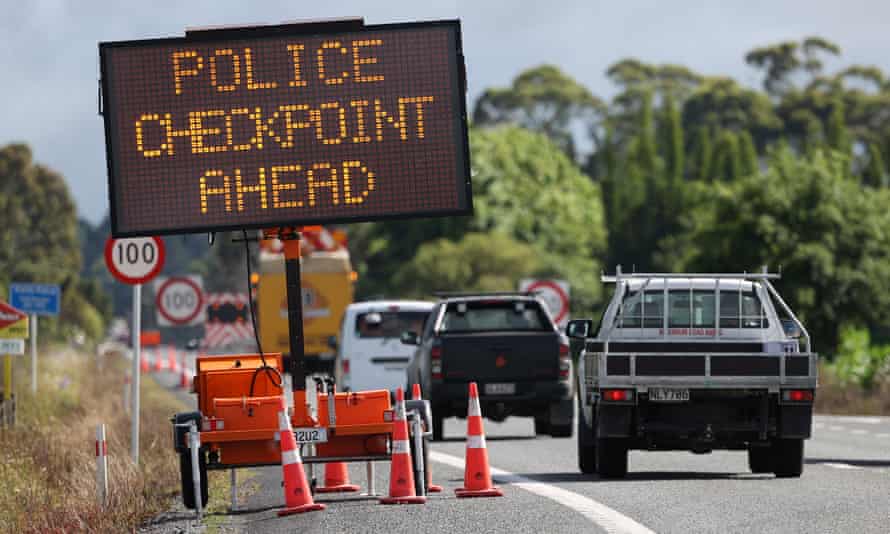 Schilder bereiten Reisende vor, während die Polizei die Impfpässe von Reisenden in Richtung Norden oder negative Covid-Tests am Northland-Checkpoint in Auckland überprüft