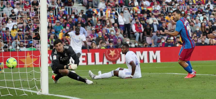 Sergio Agüero erzielt sein letztes Tor – für Barcelona im Oktober zu Hause gegen Real Madrid.