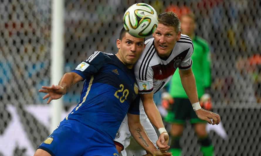 Sergio Agüero kämpft bei der Niederlage Argentiniens im WM-Finale 2014 mit Bastian Schweinsteiger aus Deutschland.