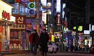 Cafés, Restaurants und Karaoke-Räume, die in einer Straße in Seoul, Südkorea, zu sehen sind, müssen nach neuen Ausgangssperren der Regierung nun um 21:00 Uhr schließen.