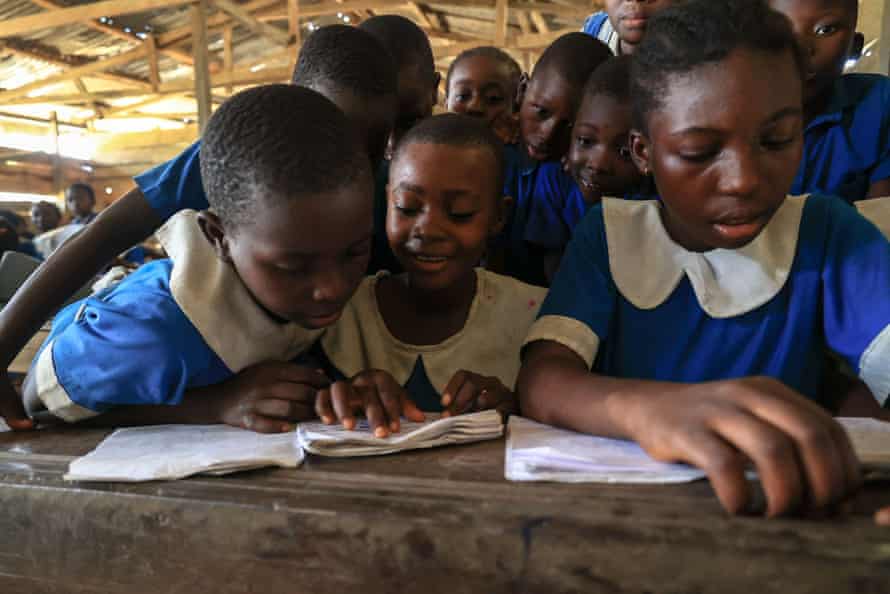 Schüler während einer Unterrichtsstunde in Souza, Kamerun.  In der Schule sind viele Schreibtische leer