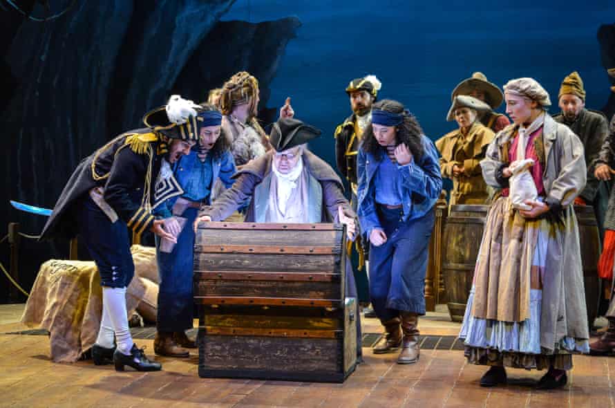 Eine Aufführung von Treasure Island im Derby Theatre wurde abgesagt, nachdem ein Darsteller einen positiven Lateral Flow Test hatte.