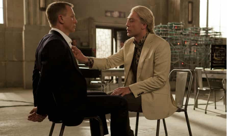 Keine Zeit zum Färben … Bardem als Raoul Silva mit Daniel Craigs Bond in Skyfall.