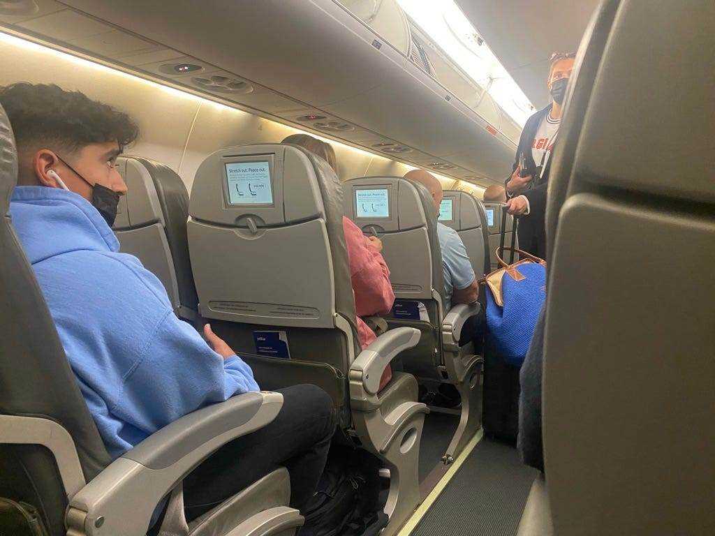 Fliegen mit einer JetBlue Embraer 190 von Boston nach New York.